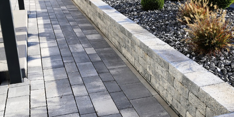 Retaining wall with drainage stones